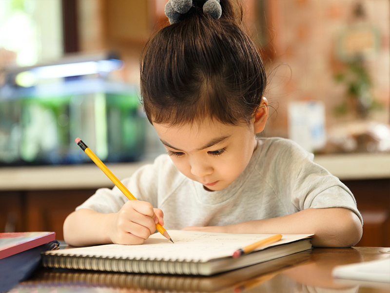 孩子不爱学习怎么办?你家孩子有没有过早地拿笔写字呢?